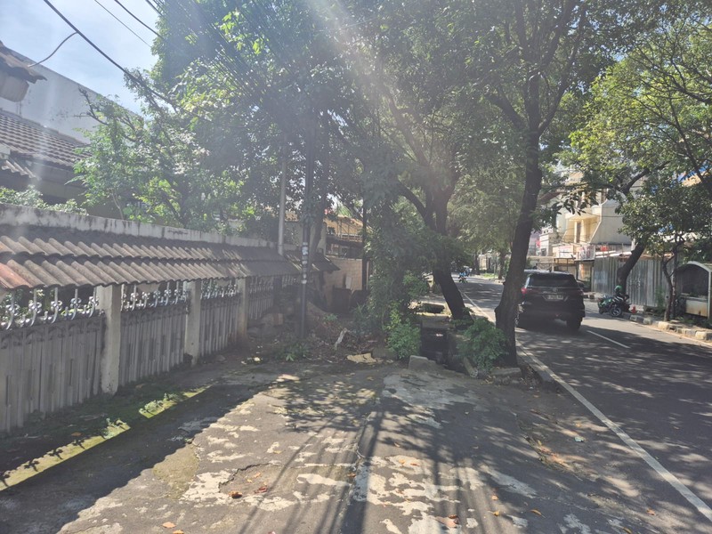 Rumah Tua Hitung Tanah Pinggir Jalan Raya di Tomang Jakarta Barat