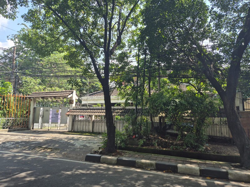 Rumah Tua Hitung Tanah Pinggir Jalan Raya di Tomang Jakarta Barat
