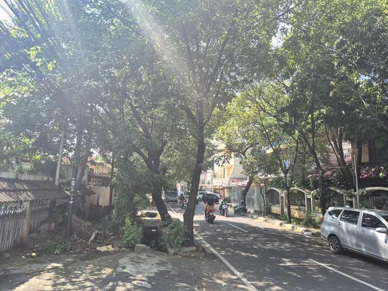 Rumah Tua Hitung Tanah Pinggir Jalan Raya di Tomang Jakarta Barat