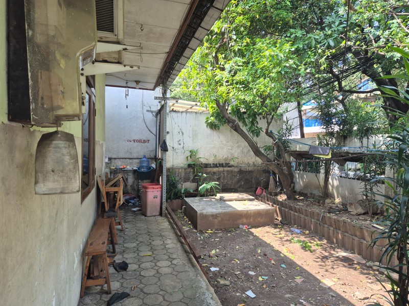 Rumah Tua Hitung Tanah Pinggir Jalan Raya di Tomang Jakarta Barat