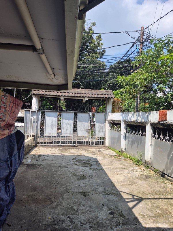 Rumah Tua Hitung Tanah Pinggir Jalan Raya di Tomang Jakarta Barat