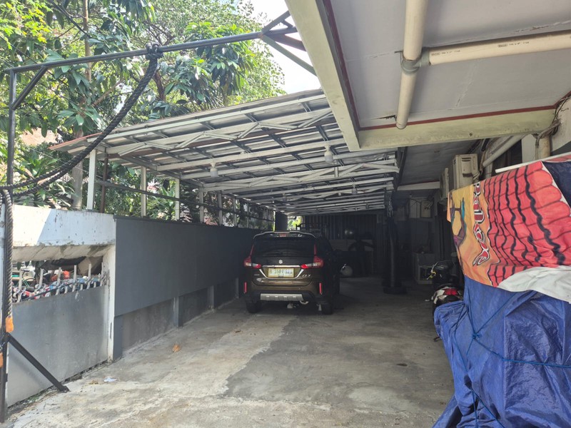 Rumah Tua Hitung Tanah Pinggir Jalan Raya di Tomang Jakarta Barat