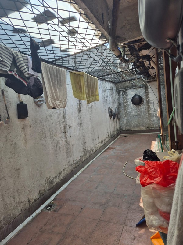 Rumah Tua Hitung Tanah Pinggir Jalan Raya di Tomang Jakarta Barat