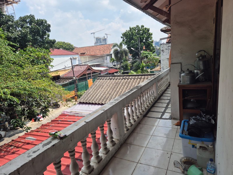 Rumah Tua Hitung Tanah Pinggir Jalan Raya di Tomang Jakarta Barat
