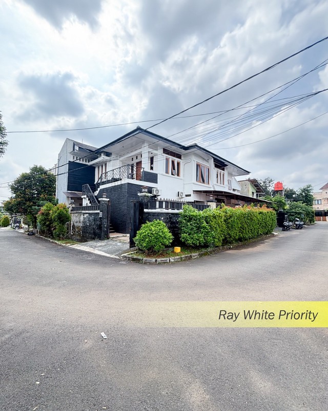 RUMAH SEMI KOS KOSAN DALAM KOMPLEK DENGAN POSISI HOEK DI BINTARO SEKTOR 3A, TANGERANG SELATAN