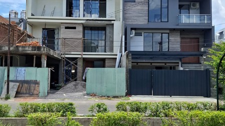Jual Rumah Mewah 3 Lantai Babatan Wiyung Surabaya Barat