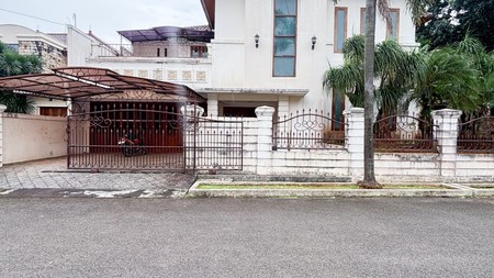 RUMAH MEWAH DENGAN HARGA NJOP DENGAN SWIMMING POOL DI BINTARO JAYA,JAKARTA SELATAN