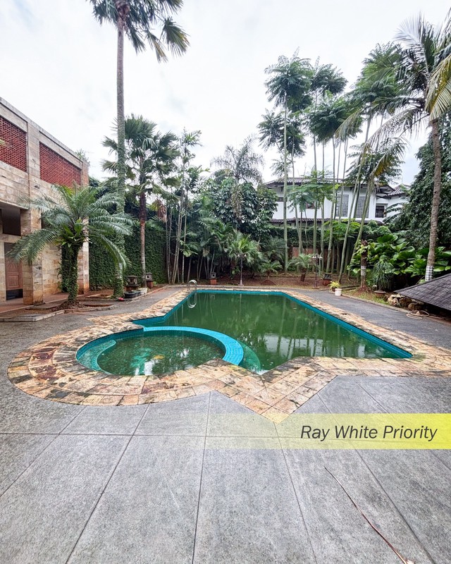 RUMAH MEWAH DENGAN HARGA NJOP DENGAN SWIMMING POOL DI BINTARO JAYA,JAKARTA SELATAN
