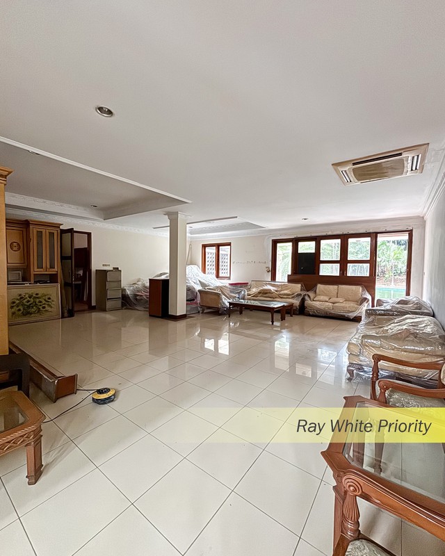 RUMAH MEWAH DENGAN HARGA NJOP DENGAN SWIMMING POOL DI BINTARO JAYA,JAKARTA SELATAN