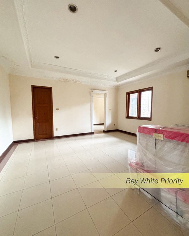 RUMAH MEWAH DENGAN HARGA NJOP DENGAN SWIMMING POOL DI BINTARO JAYA,JAKARTA SELATAN