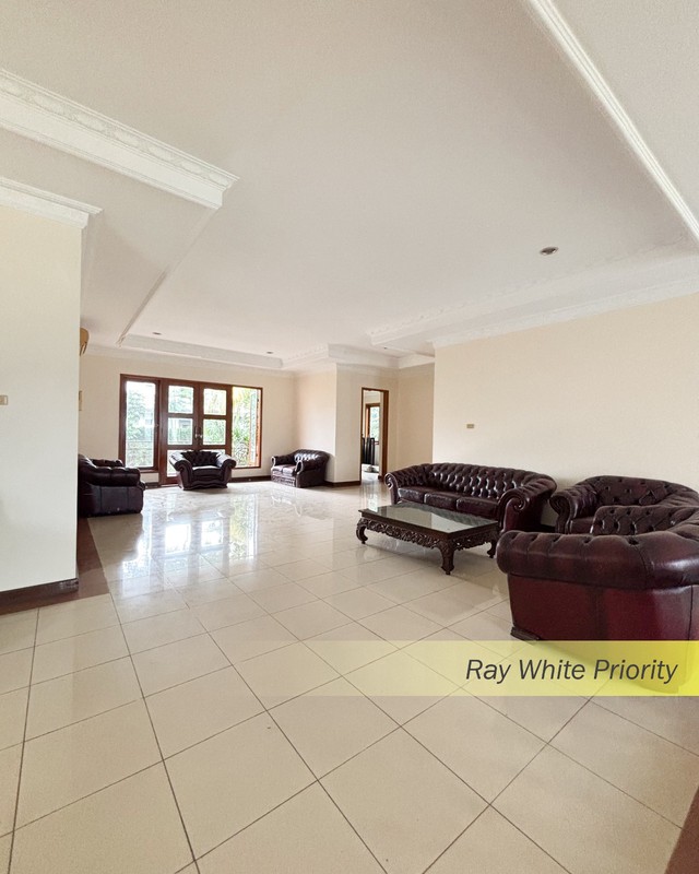 RUMAH MEWAH DENGAN HARGA NJOP DENGAN SWIMMING POOL DI BINTARO JAYA,JAKARTA SELATAN