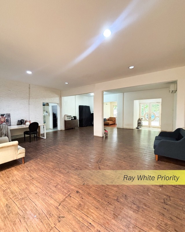 RUMAH POSISI HOOK HALAMAN DAN BALKON LUAS DI KEBAYORAN BARU, JAKARTA SELATAN