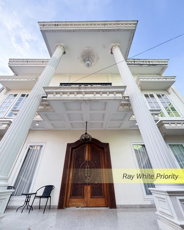 RUMAH MEWAH DENGAN DESIGN AMERICAN CLASSIC SEMI FURNISH DI KEMANG, JAKARTA SELATAN