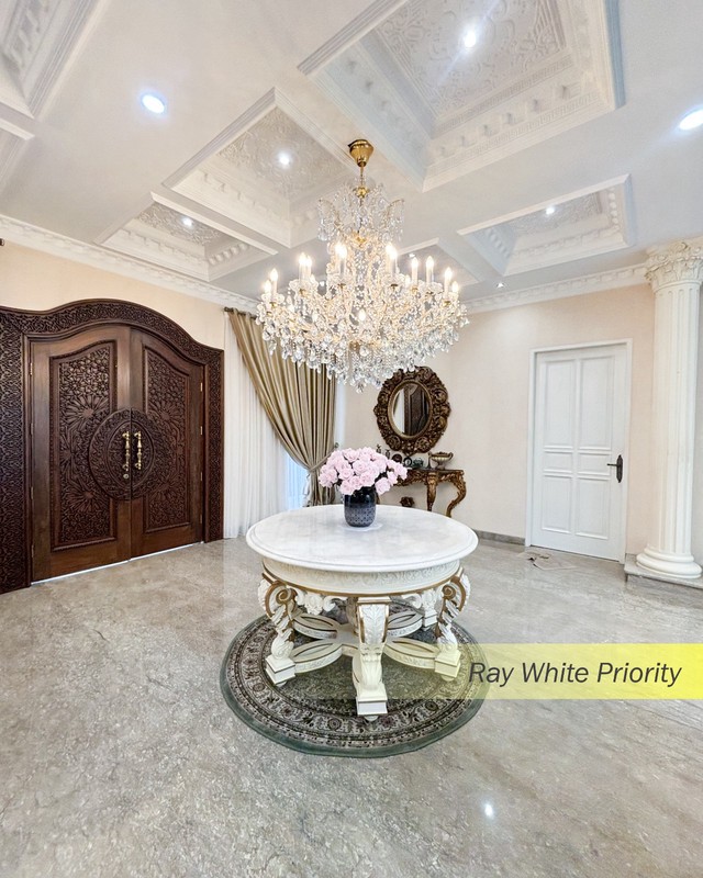 RUMAH MEWAH DENGAN DESIGN AMERICAN CLASSIC SEMI FURNISH DI KEMANG, JAKARTA SELATAN