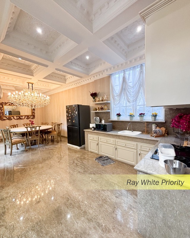 RUMAH MEWAH DENGAN DESIGN AMERICAN CLASSIC SEMI FURNISH DI KEMANG, JAKARTA SELATAN