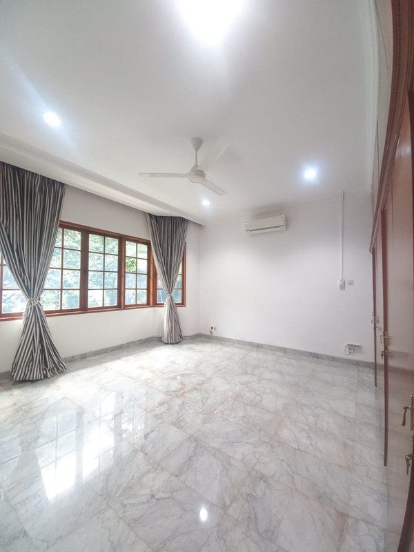 Classy and Spacious Unfurnished 5 BR House