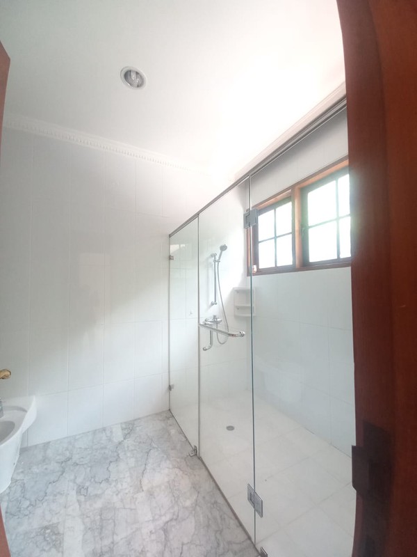 Classy and Spacious Unfurnished 5 BR House