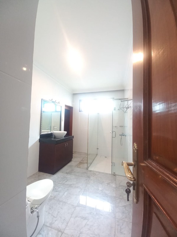 Classy and Spacious Unfurnished 5 BR House