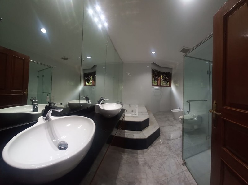 Classy and Spacious Unfurnished 5 BR House