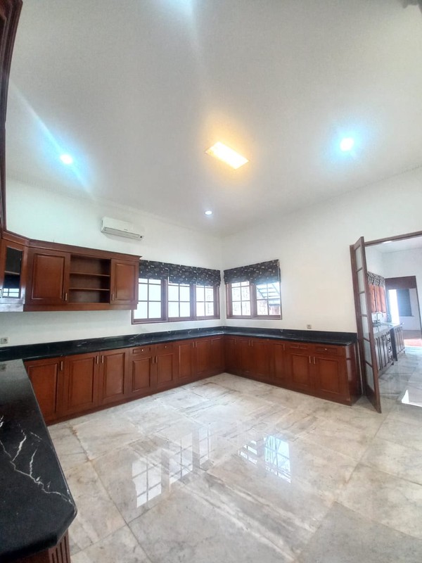 Classy and Spacious Unfurnished 5 BR House