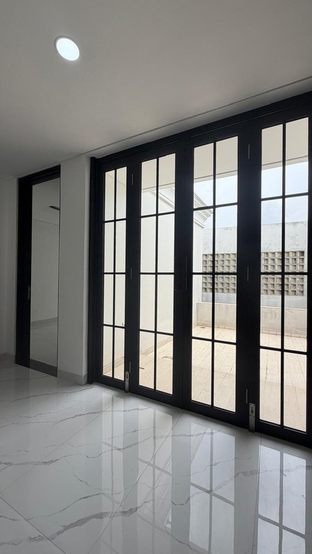 Rumah di Pejaten - Baru Modern Klasik 4 Lantai + Rooftop & Pool