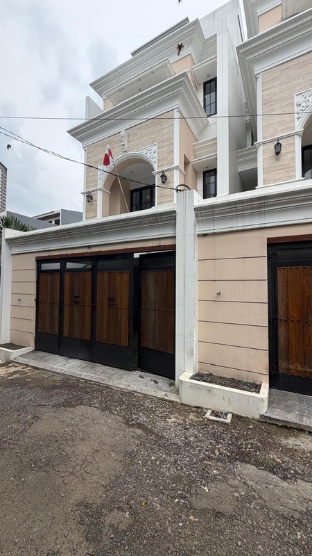 Rumah di Pejaten - Baru Modern Klasik 4 Lantai + Rooftop & Pool