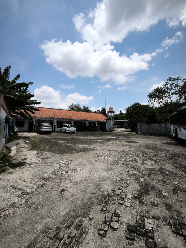 Garasi POOL Bus Deborah di Depok - Dijual Cepat !! 