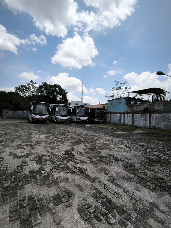 Garasi POOL Bus Deborah di Depok - Dijual Cepat !! 