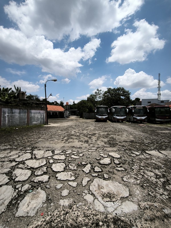 Garasi POOL Bus Deborah di Depok - Dijual Cepat !! 