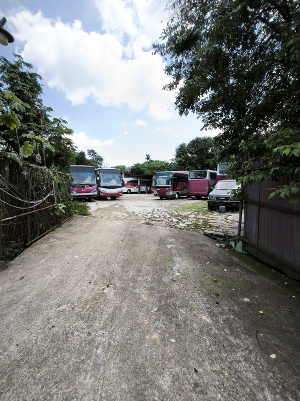 Garasi POOL Bus Deborah di Depok - Dijual Cepat !! 