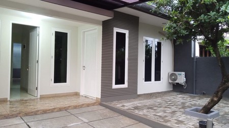 Disewakan Rumah 1 Lantai Bintaro - 2+1 KT, Taman Depan Belakang, Strategis!