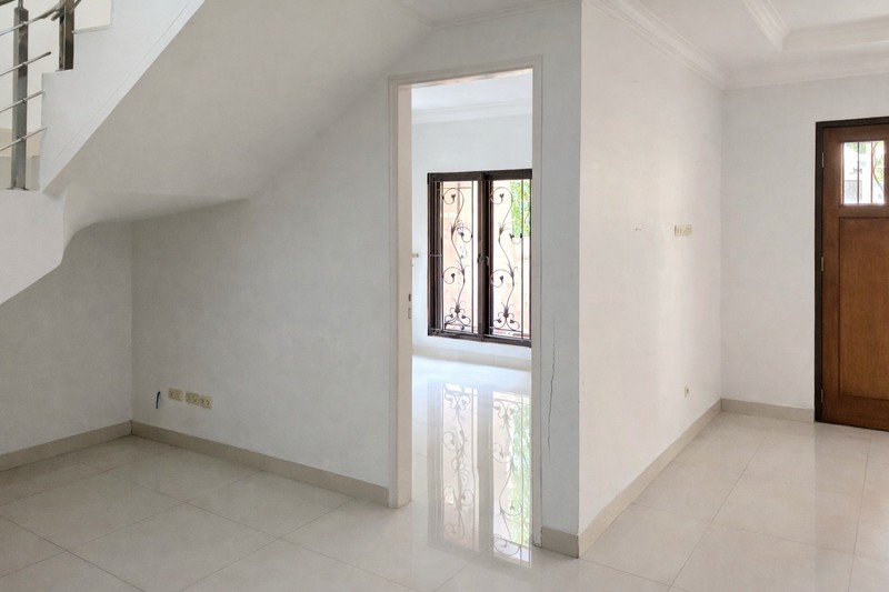 Rumah desain klasik di Gading Kirana Barat, Kelapa Gading. 9x17. Rapih. Terawat. Tersewa sampai mid May 2026