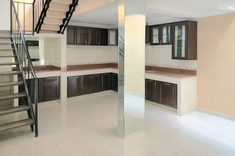 Rumah desain klasik di Gading Kirana Barat, Kelapa Gading. 9x17. Rapih. Terawat. Tersewa sampai mid May 2026