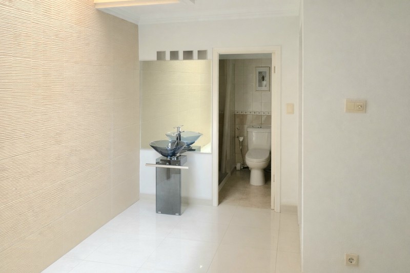 Rumah desain klasik di Gading Kirana Barat, Kelapa Gading. 9x17. Rapih. Terawat. Tersewa sampai mid May 2026