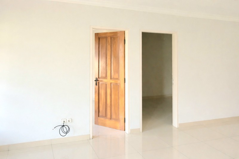 Rumah desain klasik di Gading Kirana Barat, Kelapa Gading. 9x17. Rapih. Terawat. Tersewa sampai mid May 2026