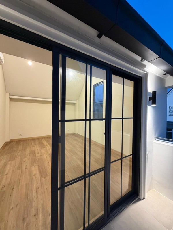 Hot Deal. Rumah modern cluster Louise. gading Serpong. 