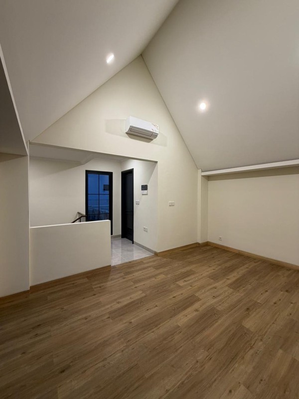 Hot Deal. Rumah modern cluster Louise. gading Serpong. 