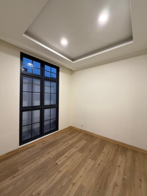 Hot Deal. Rumah modern cluster Louise. gading Serpong. 