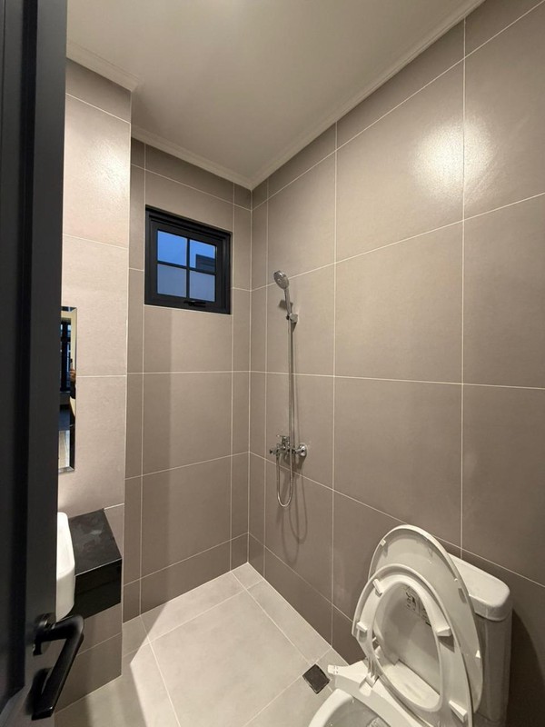 Hot Deal. Rumah modern cluster Louise. gading Serpong. 