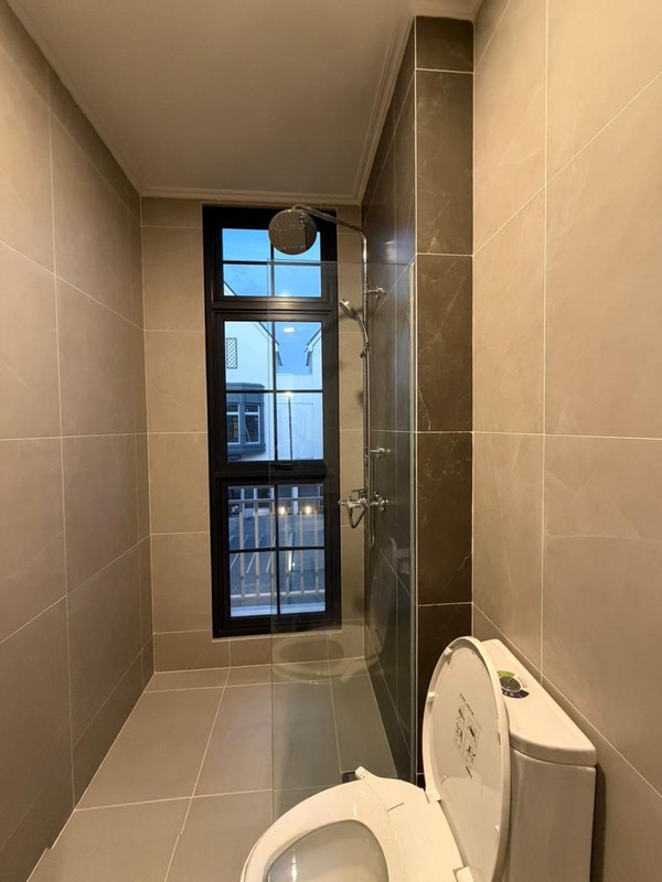 Hot Deal. Rumah modern cluster Louise. gading Serpong. 