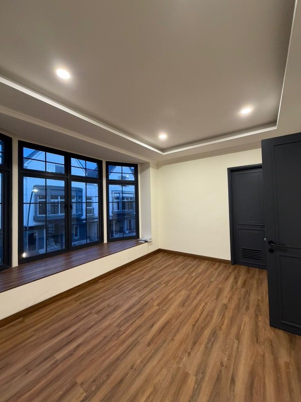 Hot Deal. Rumah modern cluster Louise. gading Serpong. 