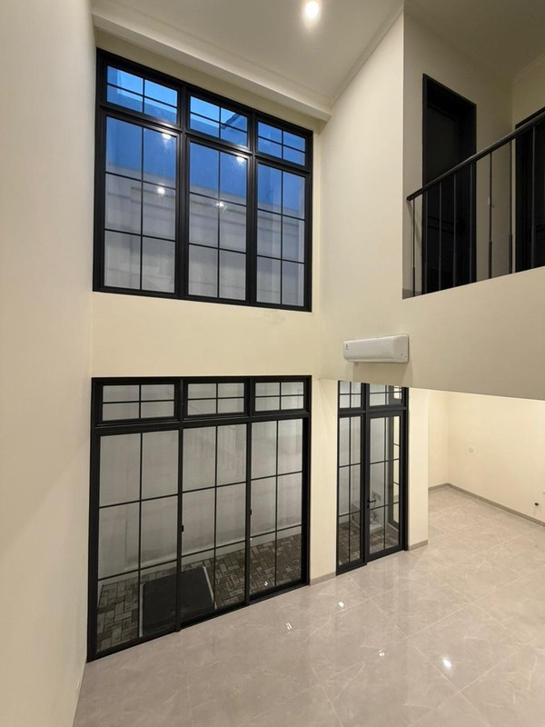 Hot Deal. Rumah modern cluster Louise. gading Serpong. 