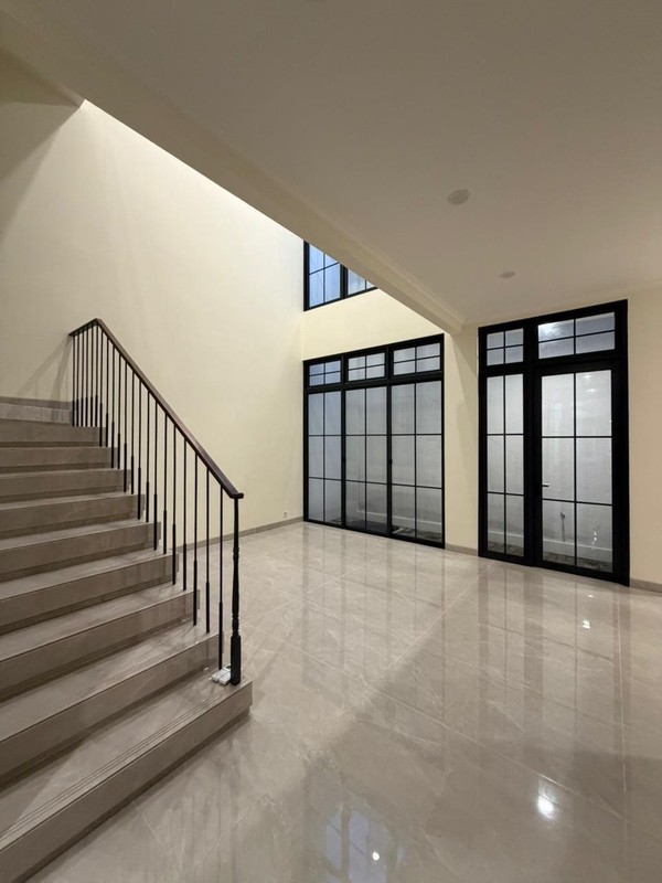 Hot Deal. Rumah modern cluster Louise. gading Serpong. 