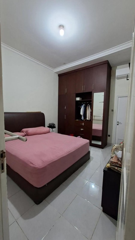 Rumah Hoek - Kokoh Rapi Bersih di Vila Nusa Indah V 