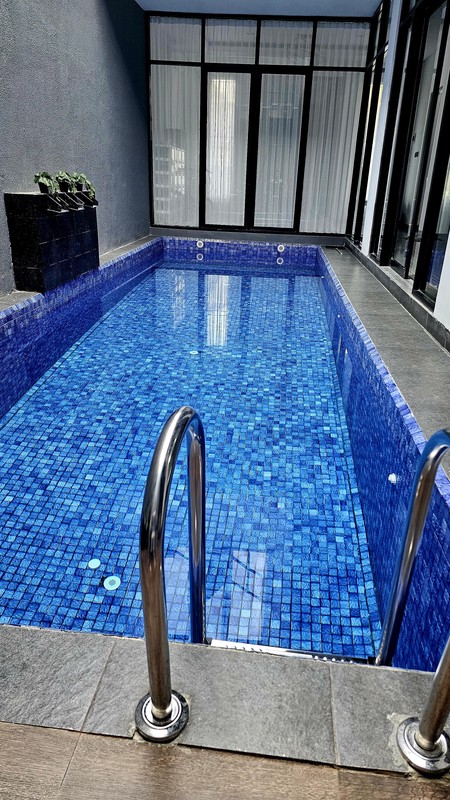New Private Pool Dijual Rumah Citraland Fullerton Place Surabaya Full Furnished -Gym Room -10 Unit Ac - Ruang Outdoor Bbq -8 Unit Cctv Strategis Dekat Raffles Garden, Newton Hill, Merlion Citraland