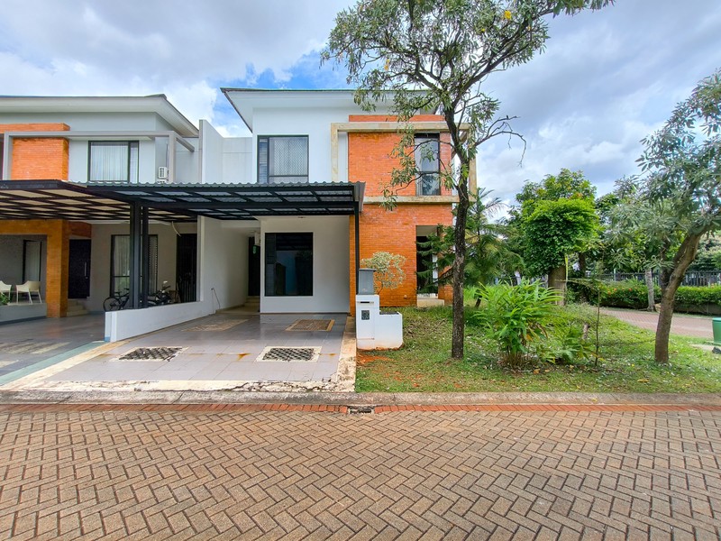 Rumah Nyaman dan Siap Huni depan Taman di Discovery Flamine, Bintaro Jaya Sektor 9
