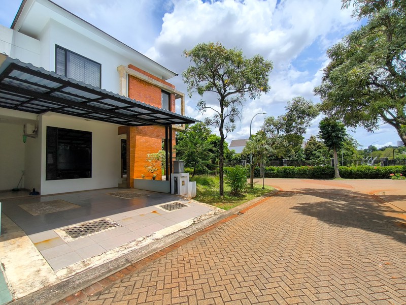 Rumah Nyaman dan Siap Huni depan Taman di Discovery Flamine, Bintaro Jaya Sektor 9