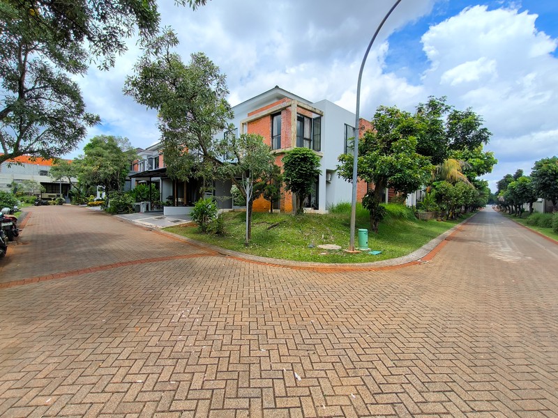 Rumah Nyaman dan Siap Huni depan Taman di Discovery Flamine, Bintaro Jaya Sektor 9