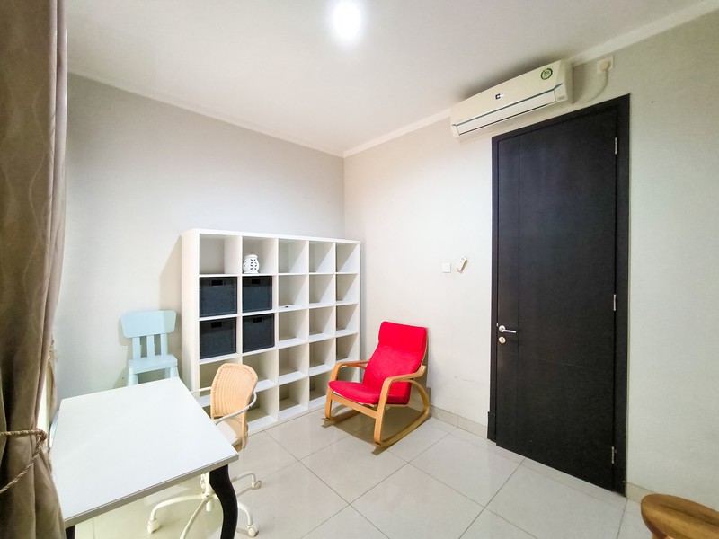 Rumah Nyaman dan Siap Huni depan Taman di Discovery Flamine, Bintaro Jaya Sektor 9