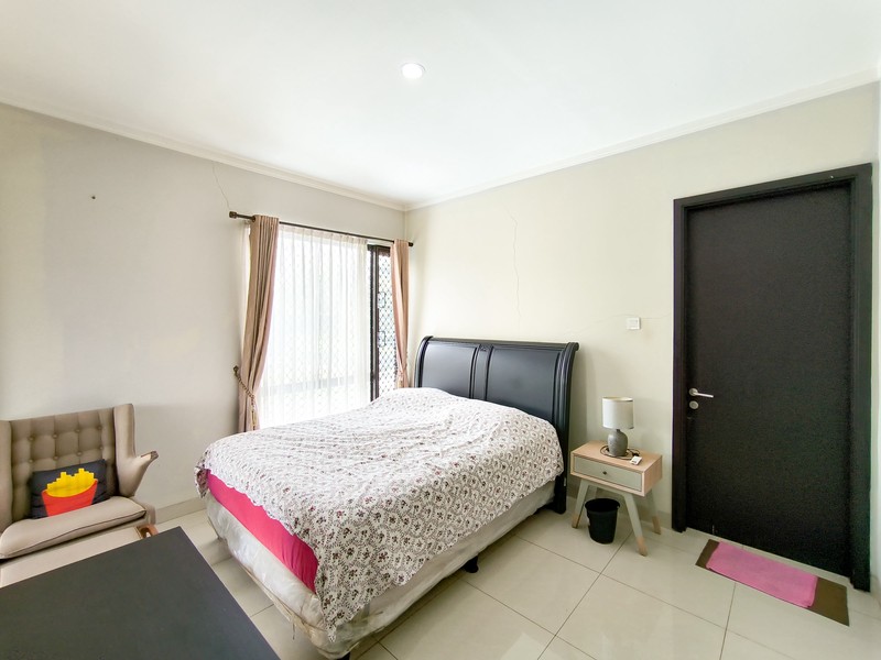 Rumah Nyaman dan Siap Huni depan Taman di Discovery Flamine, Bintaro Jaya Sektor 9